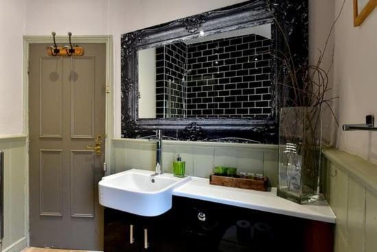 Quirky 4 Bedroom Apartment With Terrace Cardiff Esterno foto