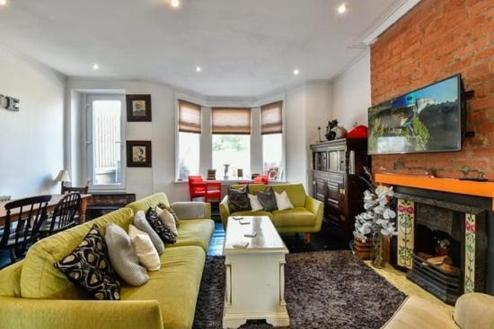 Quirky 4 Bedroom Apartment With Terrace Cardiff Esterno foto